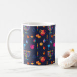 Glückliches Chanukka-Party-schöne Dekoration Kaffeetasse<br><div class="desc">Glückliches Chanukka-Party-schöne Dekoration,  jüdischer Feiertag,  Kaffee-Tasse und Schale. Jüdischer Feiertags-Chanukka-Hintergrund mit traditionellen Chanukah Symbolen - hölzerne dreidels (Kreisel),  Schaumgummiringe,  Goldmenorah,  Kerzen,  Davidsstern Und das Glühen beleuchtet Tapetenmuster. Chanukka-Festival-Ereignis-Dekoration. Jerusalem,  Israel.
Zuhause > Küche u. Speisen > Trinkbehälter > Tassen u. Schalen</div>