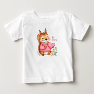 Glückliches Eichhörnchen mit rosa Pullover hält ei