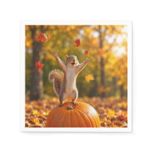 Glückliches Eichhörnchen wirft Herbstlaub in die L
