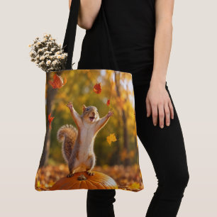 Glückliches Eichhörnchen wirft Herbstlaub in die L Tasche