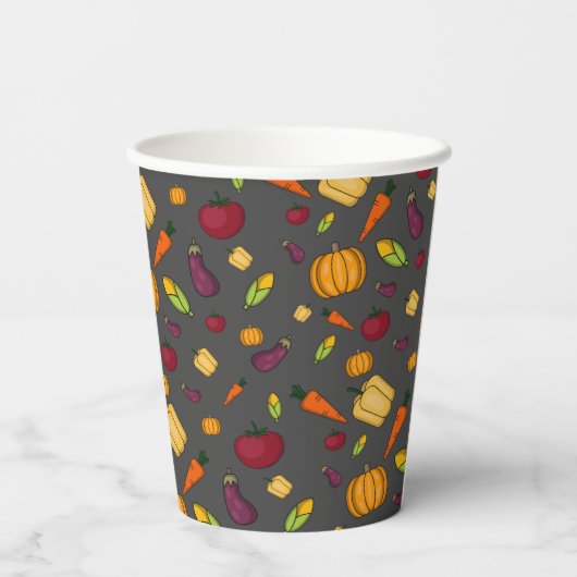 Glückliches Erntedanken Gemüsemuster grau Pappbecher (Rückseite)
