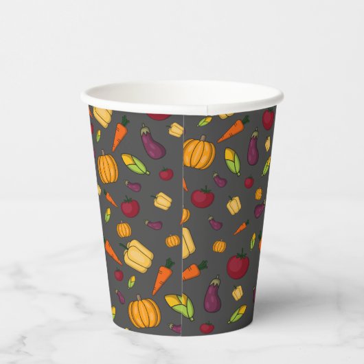 Glückliches Erntedanken Gemüsemuster grau Pappbecher (Rechts)