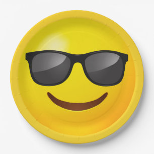 Glückliches gelbes Emoji mit Sonnenbrille Pappteller