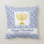 GLÜCKLICHES HANUKKAH - israelische Flagge Personal Kissen<br><div class="desc">Moderne, stilvolle patriotische Fahne zum Feiern der HANUKKAH mit ISRAELI Fahne. Der Platzhalter-Text ist anpassbar, sodass Sie den Gruß ändern und/oder den Familiennamen in einen persönlichen Gruß, Familienmotto oder eine Nachricht in Ihrer eigenen Sprache ändern können. Ideal für Hanukkah und für Wohngestaltung Updates. Andere Kissen und passende Artikel zur Erstellung...</div>