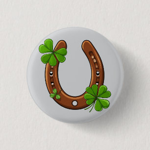 Glückliches Hufeisen mit grünen Shamrocks Button