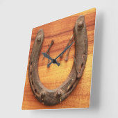 Glückliches Hufeisen mit Nägeln Quadratische Wanduhr (Winkel)