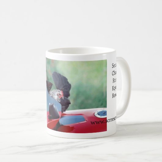 Glückliches Huhn strebt eine Fahrt an Kaffeetasse (VorderseiteRechts)