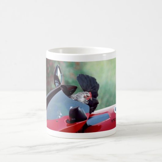 Glückliches Huhn strebt eine Fahrt an Kaffeetasse (Mittel)