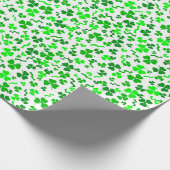 Glückliches Irisches Shamrock-Konfetti-Muster Geschenkpapier (Ecke)
