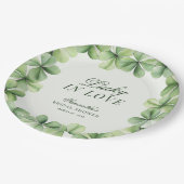 Glückliches Liebespaar Grüne Kleeblatt-Brautparty Pappteller (Schrägansicht)