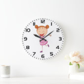 Glückliches Mädchen-Stickfigur mit Ingwerhaar und Große Wanduhr (Zuhause)