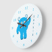 Glückliches Monster mit Vorname, kleines Kind Große Wanduhr (Winkel)