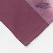 glückliches Pferd in Rosa Fleecedecke (Ecke)