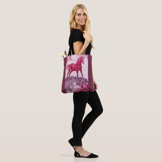 glückliches Pferd in Rosa Tasche (Am Model)