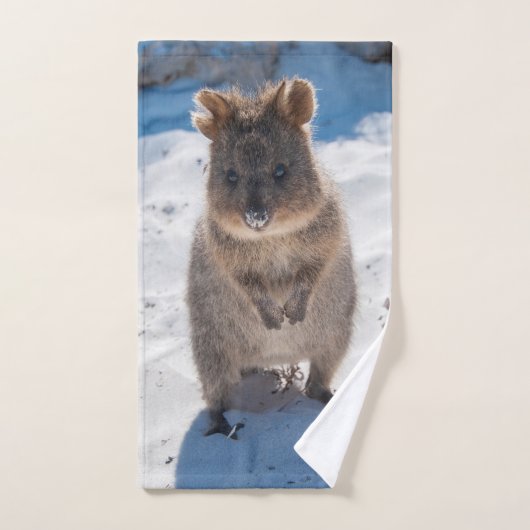 Glückliches Quokka auf dem Strand Handtuch (Handtuch)