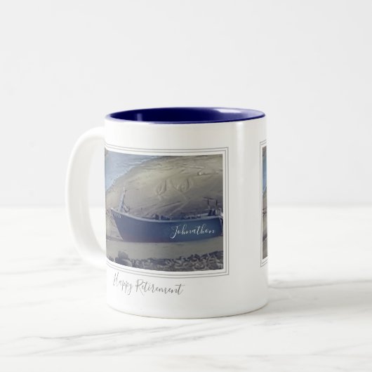 Glückliches Ruhestandsschiff am Strand Zweifarbige Tasse (Vorderseite Links)