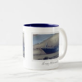 Glückliches Ruhestandsschiff am Strand Zweifarbige Tasse (VorderseiteRechts)