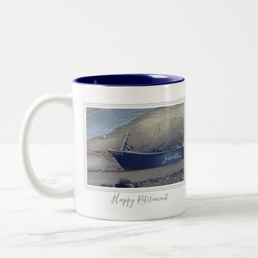 Glückliches Ruhestandsschiff am Strand Zweifarbige Tasse (Links)