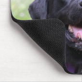 Glückliches schwarzes Labrador Mousepad (Ecke)