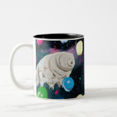 Glückliches Tardigrade Schwimmen durch Raum Zweifarbige Tasse (Links)