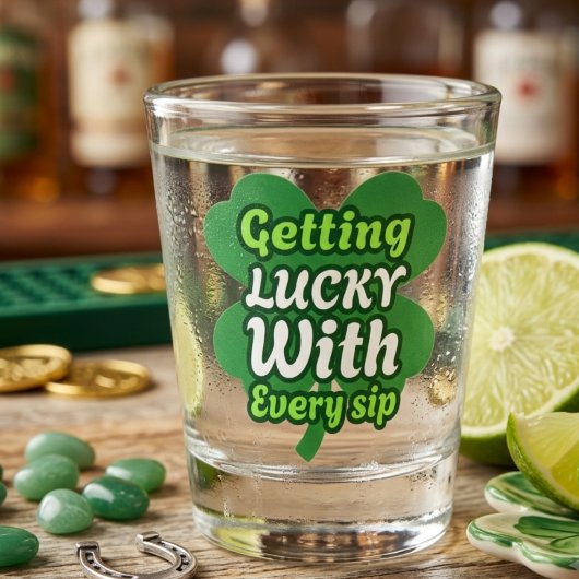 Glückliches Trinken Schnapsglas