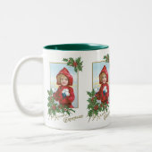 Glückliches Weihnachtsmädchen mit Schneebällen Zweifarbige Tasse (Links)