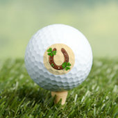 Glückshufeisen mit grünen Shamrocks Golfball (Insitu T-Shirt)