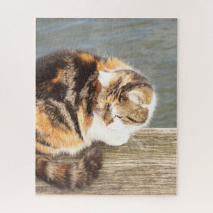 Glückskatze, mehrspurig auf einem Brett am Wasser Puzzle