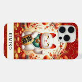 Glückskatze mit Goldmünzen auf rotem Monogramm iPhone Hülle (Rückseite (Horizontal))