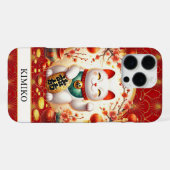Glückskatze mit Goldmünzen auf rotem Monogramm iPhone Hülle (Rückseite (Horizontal))