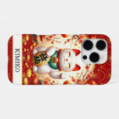 Glückskatze mit Goldmünzen auf rotem Monogramm iPhone Hülle (Rückseite (Horizontal))
