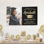 Glückwunsch 1 Foto Schwarz und Gold Moderner Absch Banner<br><div class="desc">Fügen Sie eine personalisierte Touch zu Uni oder High School Abschluss Party Dekorationen mit diesem maßgeschneiderten Foto schwarz und gold Banner. Das Design besticht durch eine vergoldete Metallfolienmörtel aus Imitat, stilvolle moderne Typografie, handgeschriebene Schriftzeichen-Kalligraphie und ein Graduiertenbild, wie z.B. ein Seniorenbild oder ein Foto aus der Anlaufzeremonie. Bitte beachten Sie,...</div>