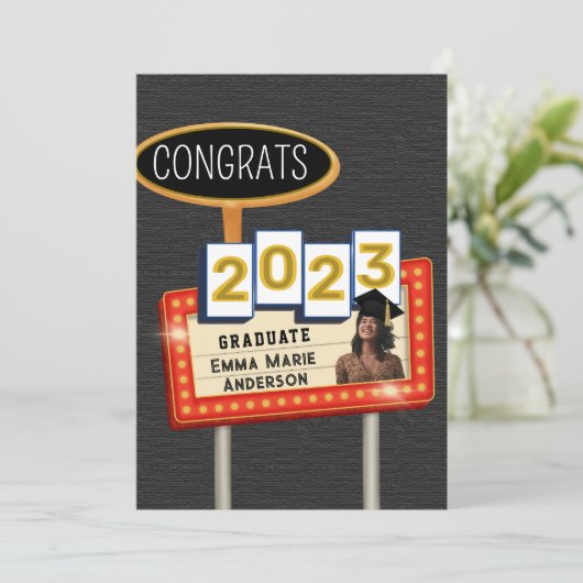 Glückwunsch 2023 Graduate Schwarz-weiß Retro Rekla Ankündigung (Stehend Vorderseite)