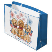 Glückwunsch 4. Juli Goldendoodle Hunde Feuerwerk Große Geschenktüte (Rückseite Schrägansicht)
