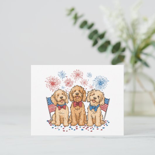 Glückwunsch 4. Juli Goldendoodle Hunde Feuerwerk Postkarte (Stehend Vorderseite)