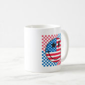 Glückwunsch 4. Juli Groovy Smile Face Red White Bl Kaffeetasse (VorderseiteRechts)