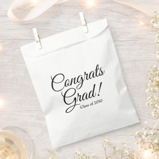 Glückwunsch absolvieren Schwarz-weißes Jahr der be Geschenktütchen (Ausgeschnitten)