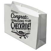 Glückwunsch, die Ihren Schachzug passieren! Große Geschenktüte (Rückseite Schrägansicht)