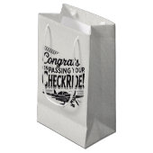 Glückwunsch, die Ihren Schachzug passieren! Kleine Geschenktüte (Vorderseite Schrägansicht)