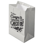 Glückwunsch, die Ihren Schachzug passieren! Mittlere Geschenktüte (Vorderseite Schrägansicht)