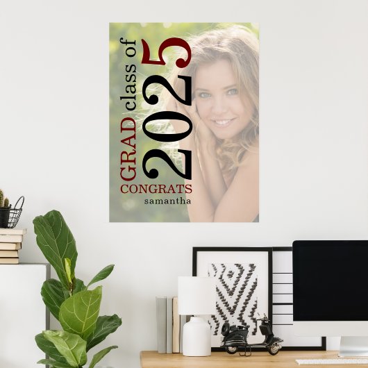 Glückwunsch Grad 2023 Foto Overlay Burgundy Black Poster (Heimbüro)