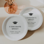 Glückwunsch Grad Abschluss Pappteller<br><div class="desc">Diese schicken Graduiertenkappen Glückwunsch grad Abschluss Papier Teller sind perfekt für ein modernes Party. Das schlichte Design zeichnet sich durch eine klassisch minimalistische Schwarz-Weiß-Typografie mit einem schwarz-goldfarbenen Abschluss-Hut aus. Personalisieren Sie Ihre Teller mit dem Namen des Absolventen und des Jahrs der Klasse.</div>