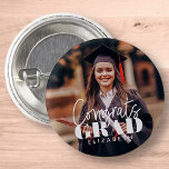Glückwunsch Grad Modernes, benutzerdefiniertes Fot Button<br><div class="desc">Dieses einfache und moderne Design besteht aus Serifentypografie und fügt ein individuelles Foto hinzu.</div>