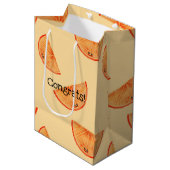 Glückwunsch! Kawaii Watercolor Orange Mittlere Geschenktüte (Vorderseite Schrägansicht)