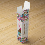 Glückwunsch zu Ihrer neuen Zuhause Weinbox<br><div class="desc">Diese neue Weingeschenkbox mit Zuhause-Besitzer zeigt eine Grafik eines niedlichen kleinen Hauses mit rosa Herzen,  die aus dem Schornstein ragen und mit einem bunten Kreismuster auf dem oberen und unteren Rand versehen sind. Anpassbarer Text auf der links und rechten Seite des Feldes lautet: Herzlichen Glückwunsch zu IHRER NEUEN ZUHAUSE.</div>