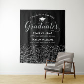 Glückwunsch Zwei Absolventen Black Silver Confetti Wandteppich (Beispiel)