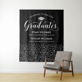 Glückwunsch Zwei Absolventen Black Silver Confetti Wandteppich (Beispiel)