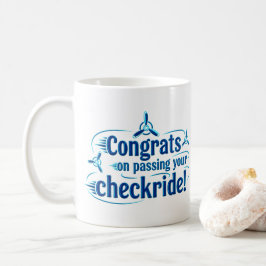 Glückwünsche, die an Ihrem Schachbrettfahrer vorbe Kaffeetasse