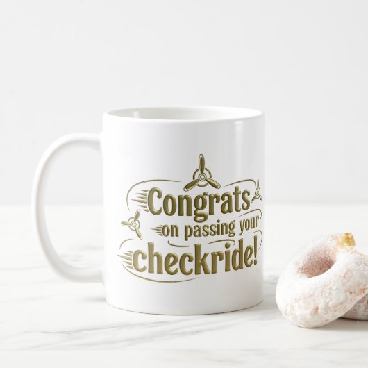 Glückwünsche, die an Ihrem Schachbrettfahrer vorbe Kaffeetasse (Mit Donut)