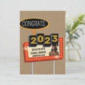 Glückwunschs 2023 Graduate Kraft Paper Retro Billb Ankündigung (Stehend Vorderseite)